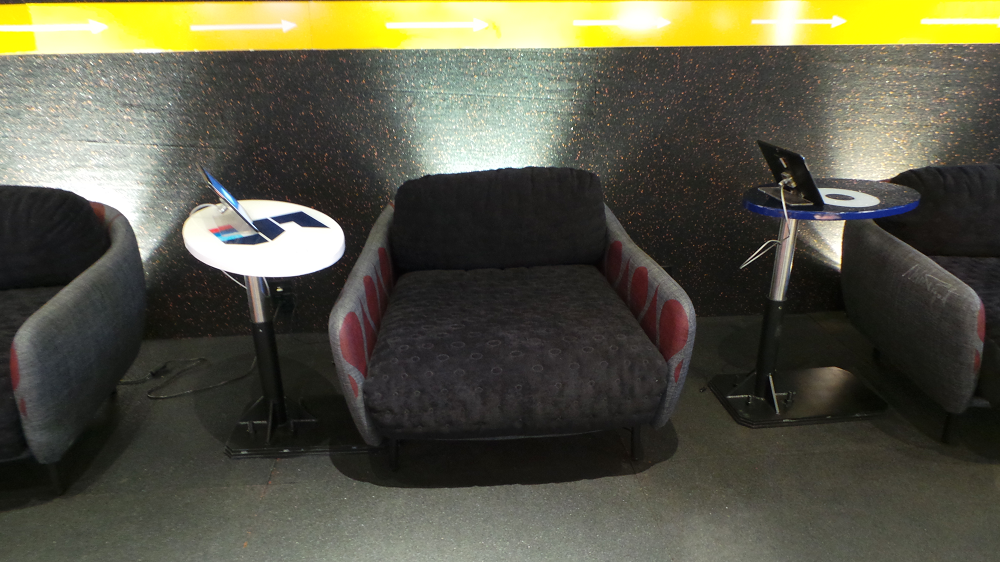 Parede, chão, cadeira e mesa loja-conceito Autotrac na CasaCor Brasília