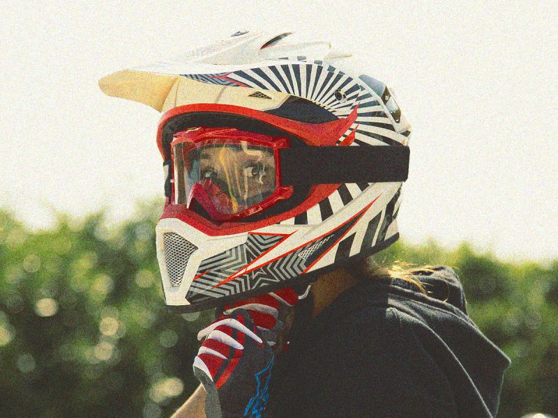 rastreador-moto-capacete-feminino