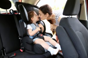 Cadeirinha de bebê em viagens: como levar as crianças com segurança e  economizar